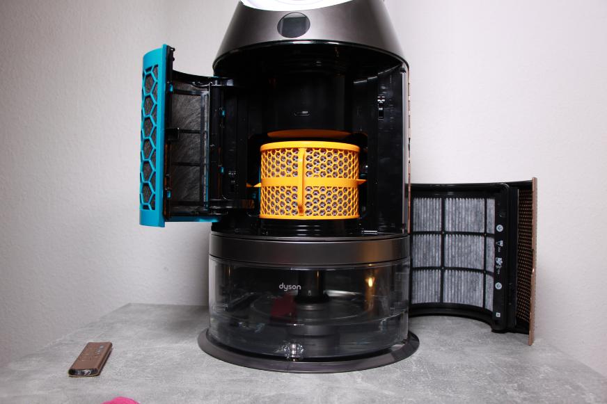 Ein oranger biostatischer Verdampfer, der Wasser aufnimmt, welches darin dann verdunstet und die Luft anschließend befeuchtet ist zu sehen.